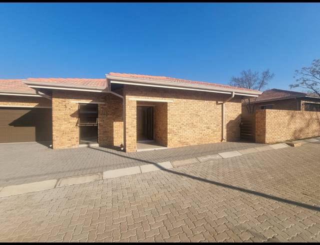 2 BEDROOM TOWNHOUSE FOR SALE IN MANTEVREDE